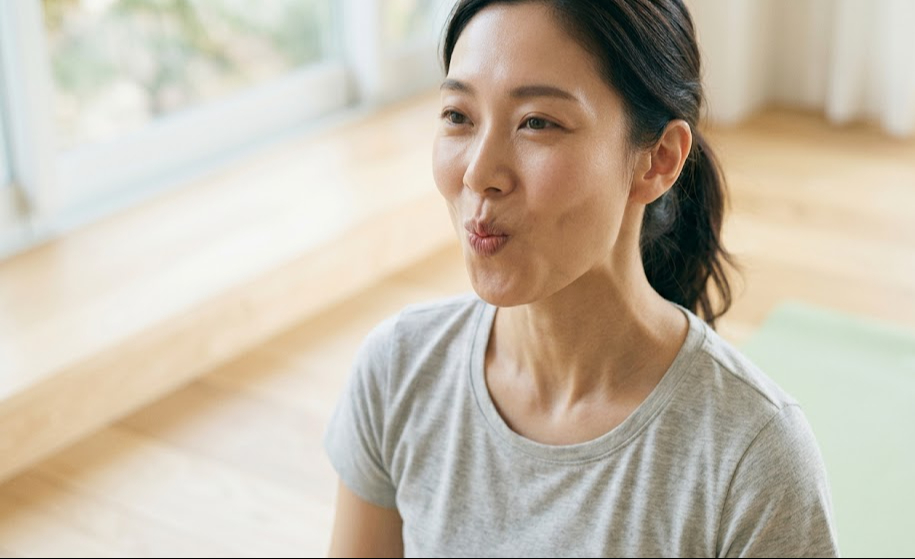 Khám Phá 6 Bài Tập Yoga Mặt Để Cải Thiện Đường Viền Hàm