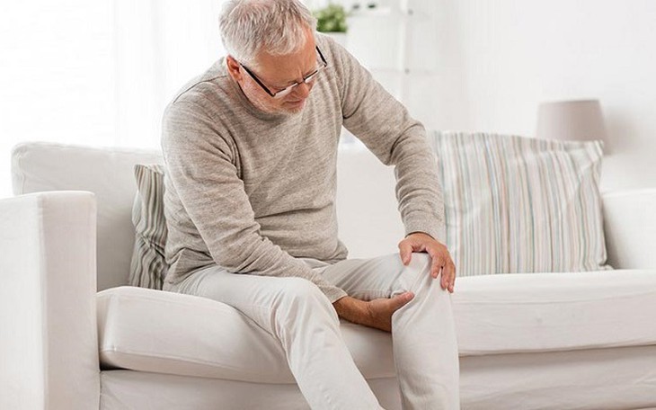 5 bài tập trên giường giúp giảm cứng khớp buổi sáng - Ảnh 1.