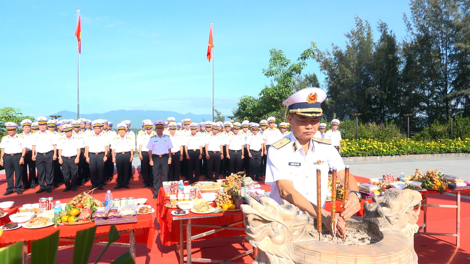 Vùng 4 Hải quân dâng hương tưởng niệm các anh hùng liệt sĩ Gạc Ma- Ảnh 2.