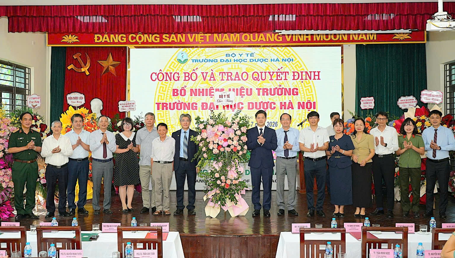 Thứ trưởng Thường trực Vũ Mạnh Hà trao quyết định bổ nhiệm Hiệu trưởng Trường Đại học Dược Hà Nội- Ảnh 3.