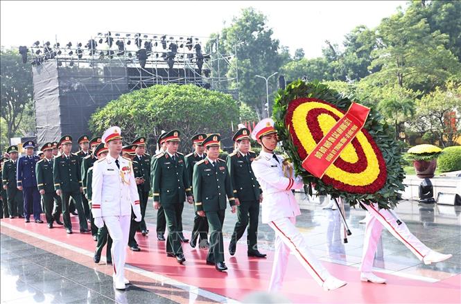 Lãnh đạo Đảng, Nhà nước tưởng niệm các Anh hùng liệt sĩ và viếng Chủ tịch Hồ Chí Minh- Ảnh 3.
