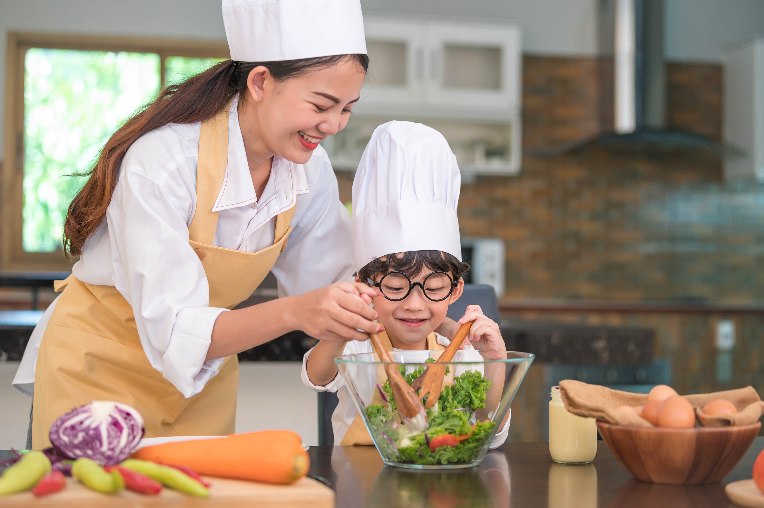vecteezymother-and-child-prepare-a-salad-together1226484-1784783059349881776051 Bộ ba vi chất hỗ trợ miễn dịch cho trẻ trong giai đoạn phát triển - Ảnh 1.