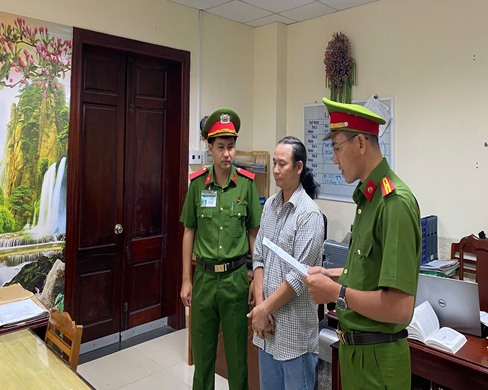 Khởi Tố Chủ Cửa Hàng Bán Giày Dép Giả Mạo Thương Hiệu Nổi Tiếng