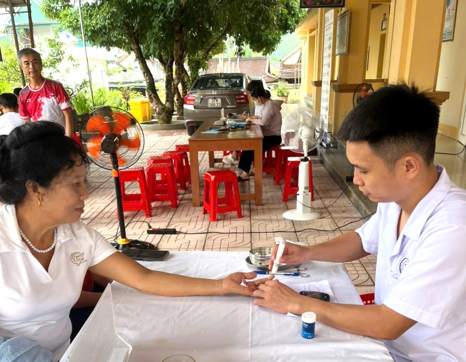 Bệnh Nhân Được Khám Sàng Lọc Miễn Phí Đái Tháo Đường và Tuyến Giáp tại Nghệ An