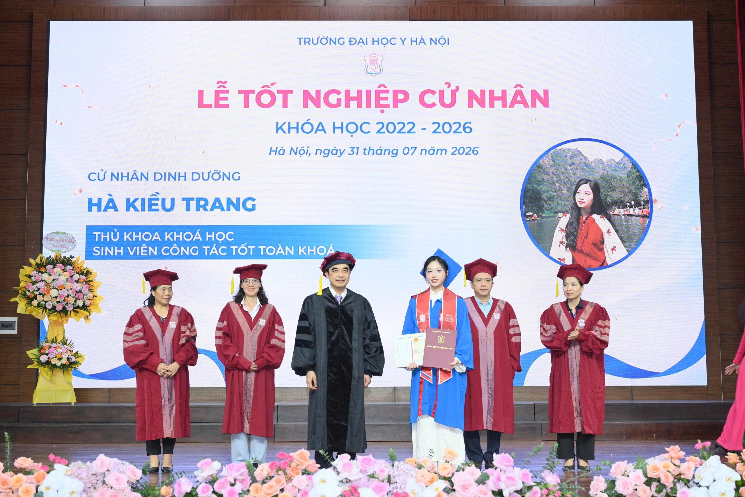 Hà Kiều Trang nhận bằng tốt nghiệp
