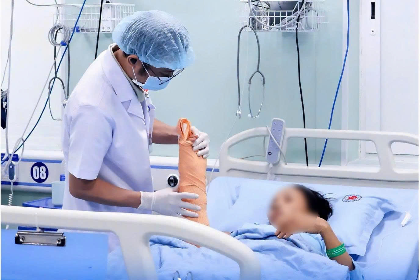 Máy dập ngói cuốn đứt gần lìa cẳng tay người phụ nữ- Ảnh 1.