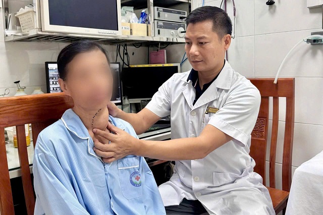 Phẫu thuật khối u tuyến giáp