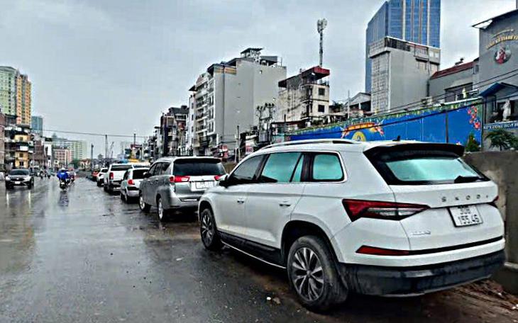 Hà Nội: Tài Xế Xuất Trình Hai Giấy Phép Lái Xe Sau Khi Bị Xử Lý Lỗi Đỗ Sai - Ảnh 1.