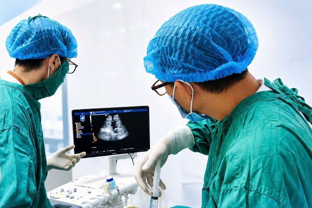 Giữ thai cạn ối từ tuần 20 bằng kỹ thuật truyền ối, em bé chào đời khỏe mạnh - Ảnh 1.