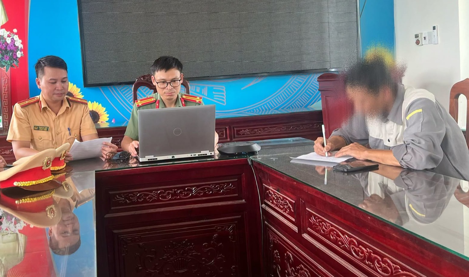 Cảnh Báo Pháp Lý: Hành Vi ‘Báo Chốt’ CSGT Có Thể Bị Phạt Nặng