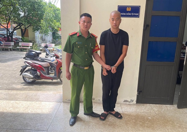Bắt đối tượng kê gạch tháo trộm 2 bánh xe ô tô tại khu đô thị Thanh Hà- Ảnh 1.