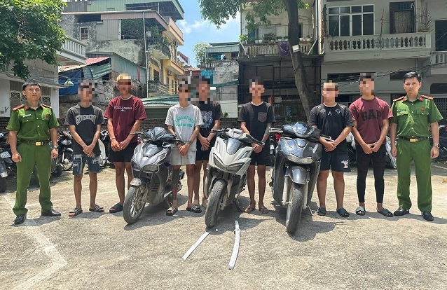 a-1786627708677951425761 Hà Nội: Khởi tố nhóm thanh niên vô cớ mang kiếm đuổi chém người đi đường - Ảnh 1.