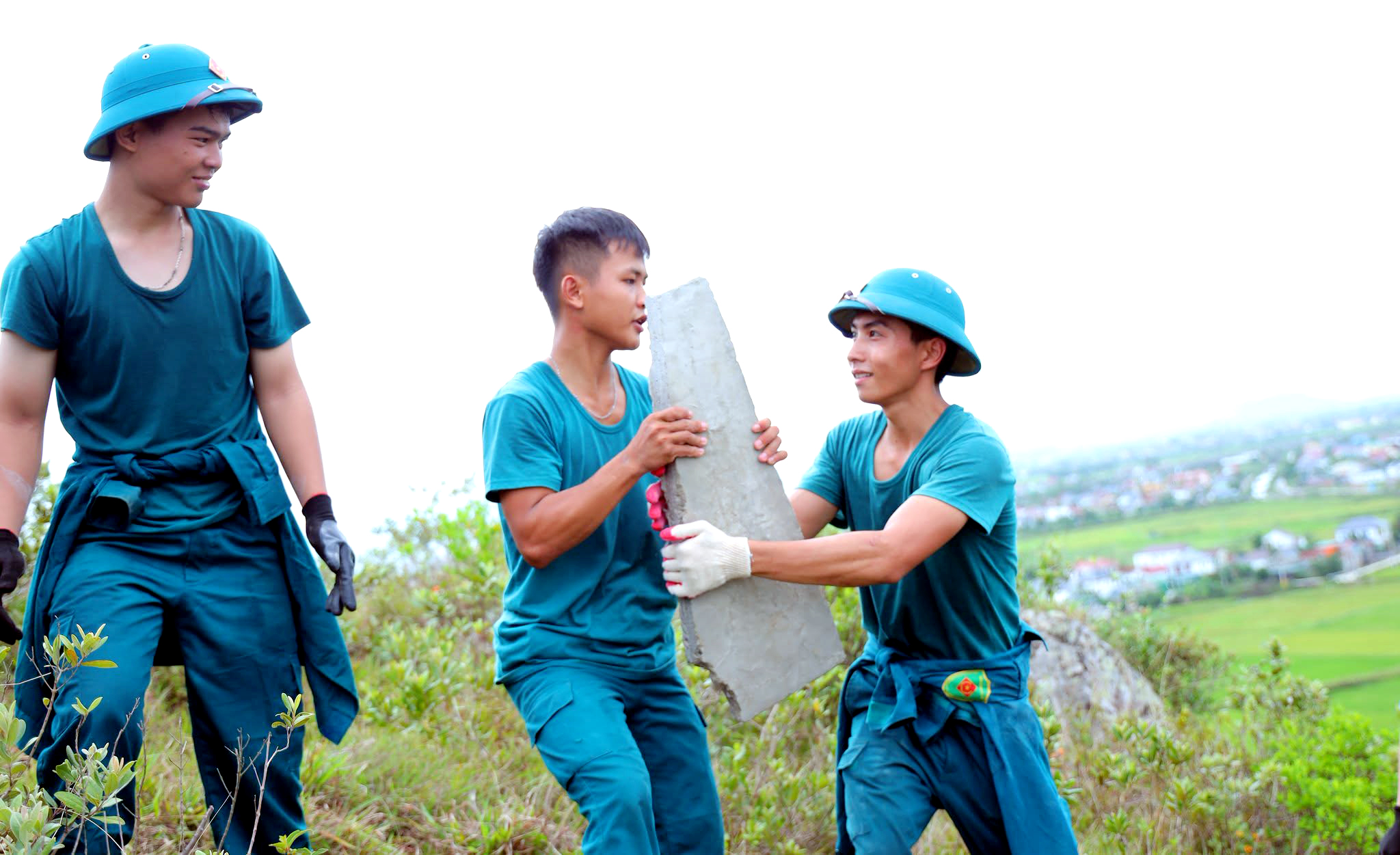 Hơn 1.000 Người Hợp Tác Để Phục Hồi Dòng Chữ ‘BÁC HỒ SỐNG MÃI’ Trên Núi Nhón