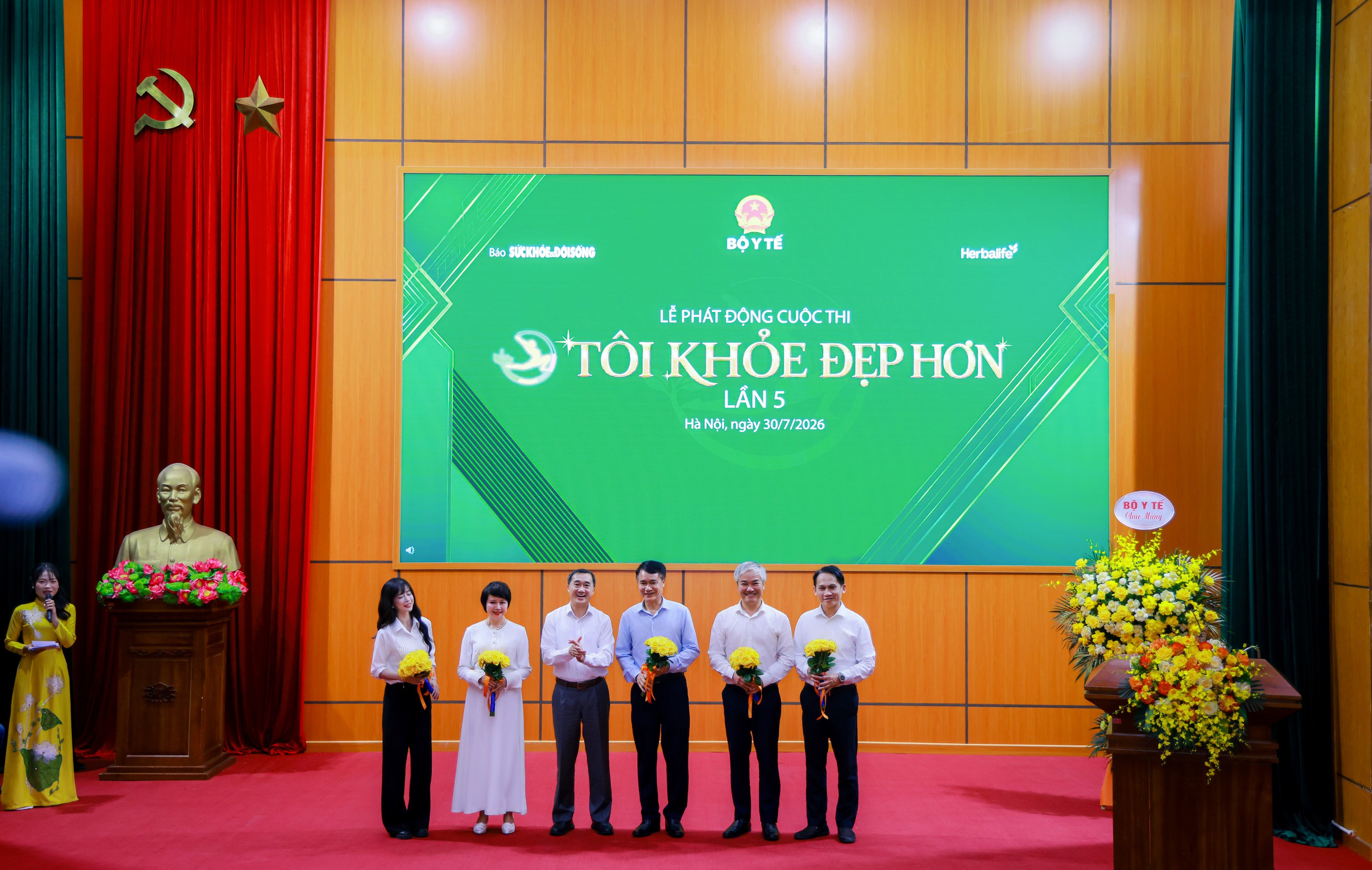 anh-2-gsts-tran-van-thuan-thu-truong-bo-y-te-tang-hoa-hoi-dong-giam-khao-cuoc-thi-1785481911390187312364 Cuộc thi Tôi khỏe đẹp hơn Lần 5: Herbalife Việt Nam bền bỉ chung tay lan tỏa lối sống khỏe, góp phần xây dựng cộng đồng hạnh phúc - Ảnh 2.