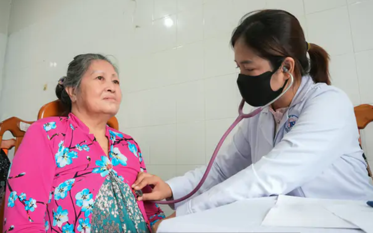 Cụ ông 93 tuổi bị tai biến, CSGT Hà Nội mở đường đến Bệnh viện kịp thời- Ảnh 1.