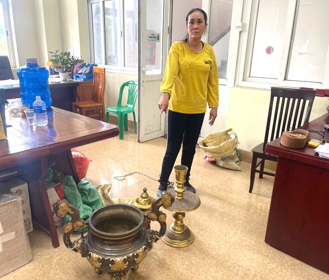 Nguyễn Thị Hoa và tang vật trộm cắp. Ảnh: Cơ quan Công an.