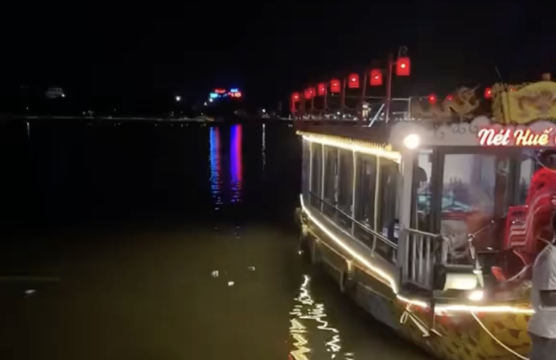 Xử Lý Hành Vi Xả Rác Từ Thuyền Rồng Tại Sông Hương: Những Bước Đi Cần Thiết