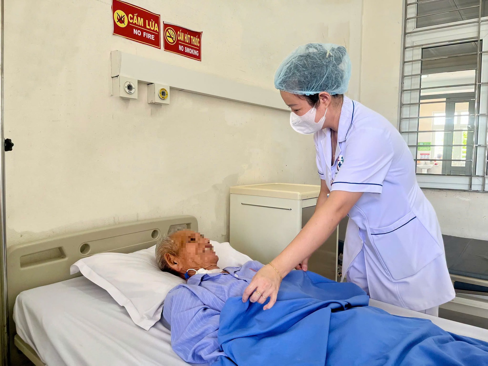 Cụ Ông 90 Tuổi Đối Mặt Biến Chứng Trầm Trọng Do Tắc Ruột: Hành Trình Gia Đình Và Y Tế