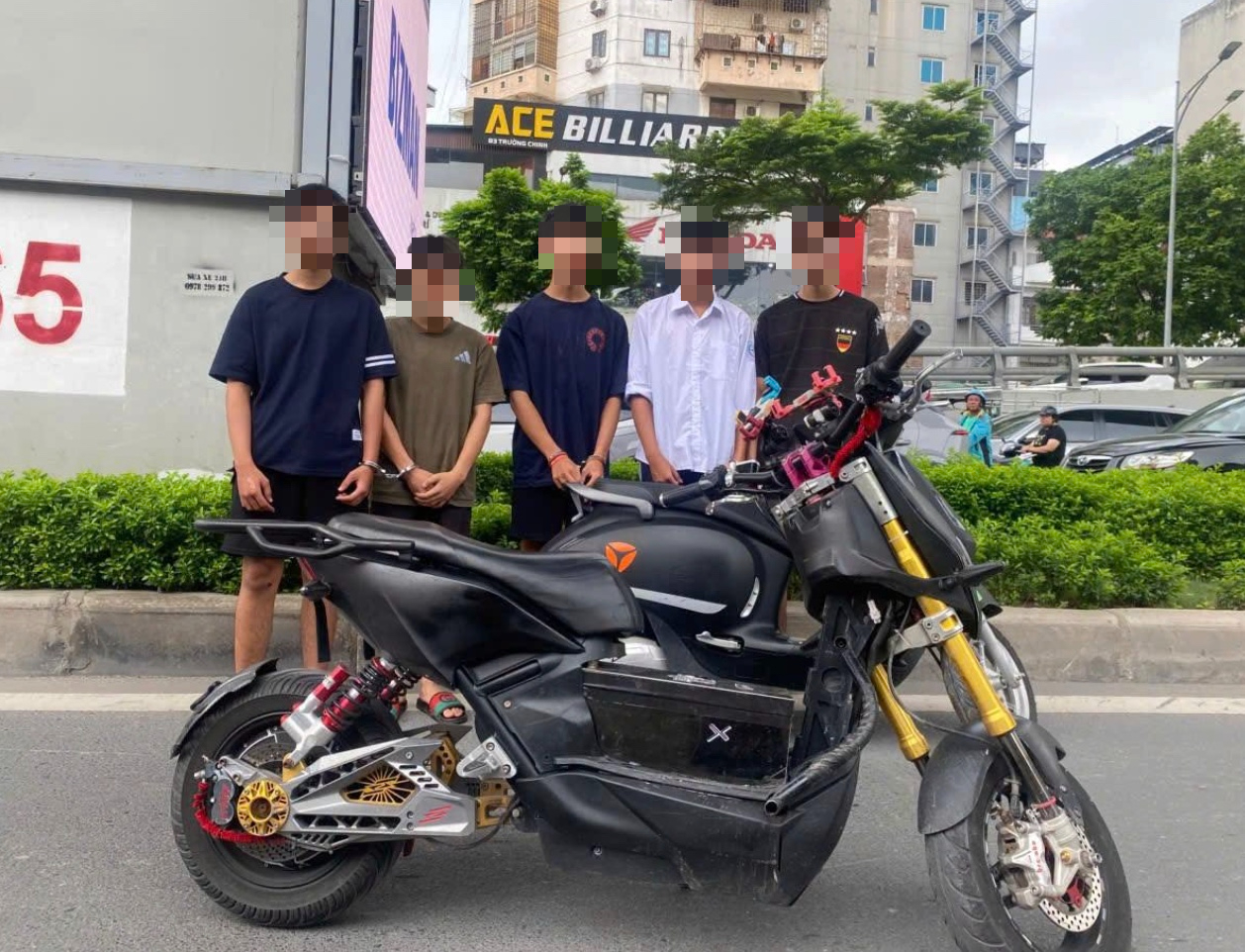Nguy cơ từ việc điều khiển xe máy bốc đầu tại Hà Nội