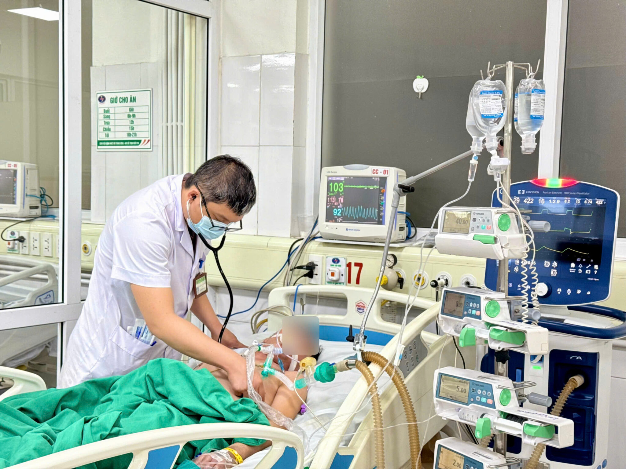 benh-nhn-mac-cum-nang-tai-bv-benh-nhiet-doi-trung-uong-178591491765682541100 Lầm cúm với cảm vặt, người cao tuổi có thể gặp biến chứng thậm chí tử vong - Ảnh 1.