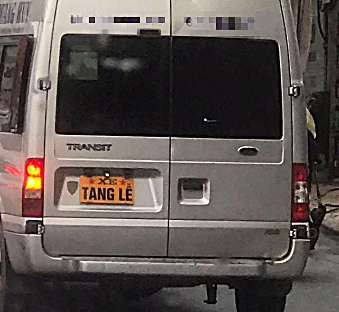 Hình Phạt Nghiêm Khắc Cho Tài Xế Che Biển Số Bằng Biển ‘Xe Tang Lễ’