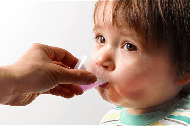 Cha mẹ nên cho trẻ uống dung dịch oresol theo đúng hướng dẫn pha của nhà sản xuất. Ảnh AI