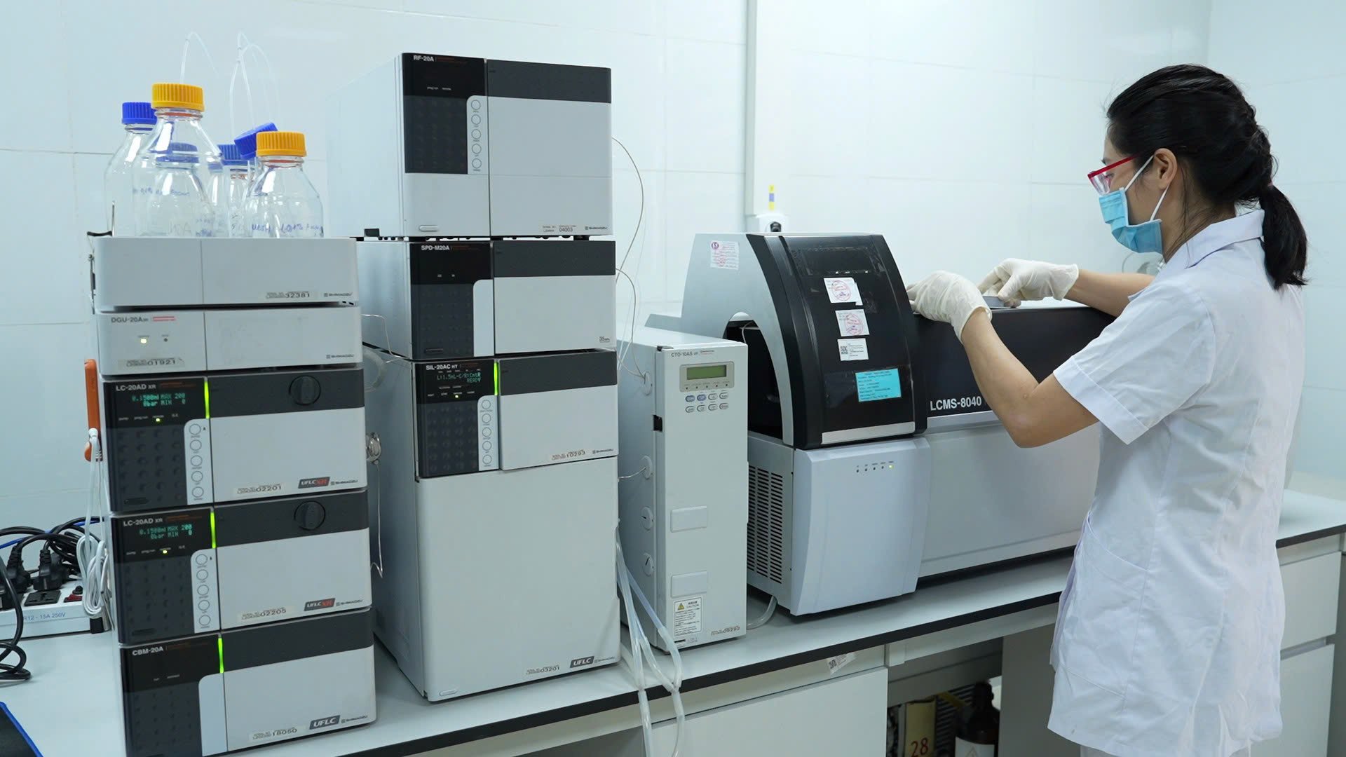 Cán bộ CDC Quảng Ninh thực hiện kiểm nghiệm