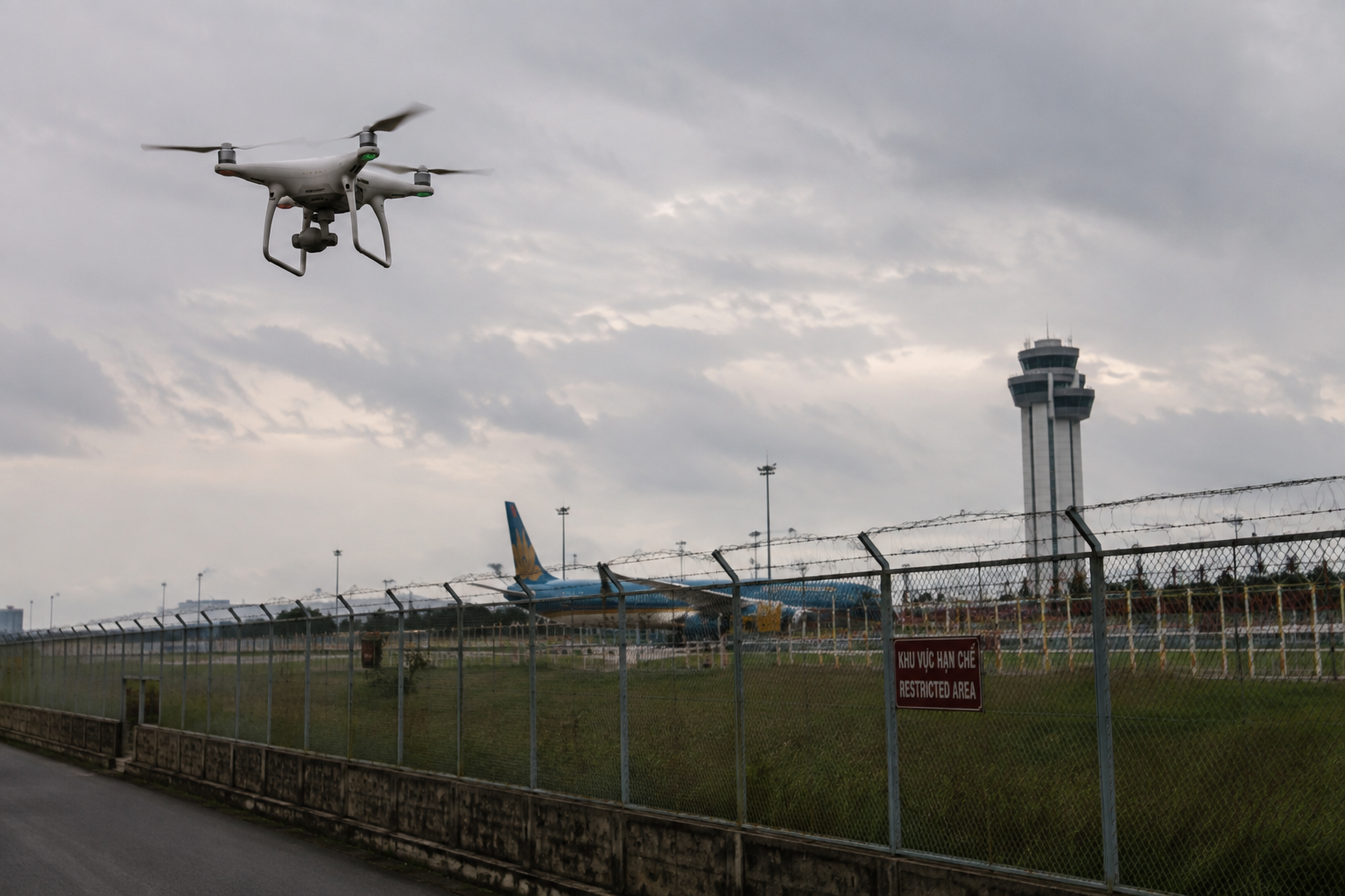 chatgpt-image-203319-17-thg-8-2026-17869737925451403605376 Giải Pháp Đối Phó Với UAV Xâm Nhập Khu Vực Sân Bay- Ảnh 2.