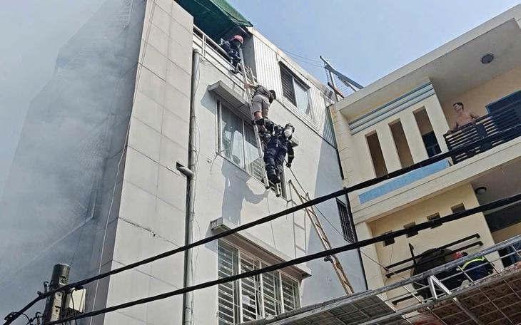 Cảnh sát kịp thời cứu nạn nhân trong vụ cháy nhà 5 tầng ở TPHCM