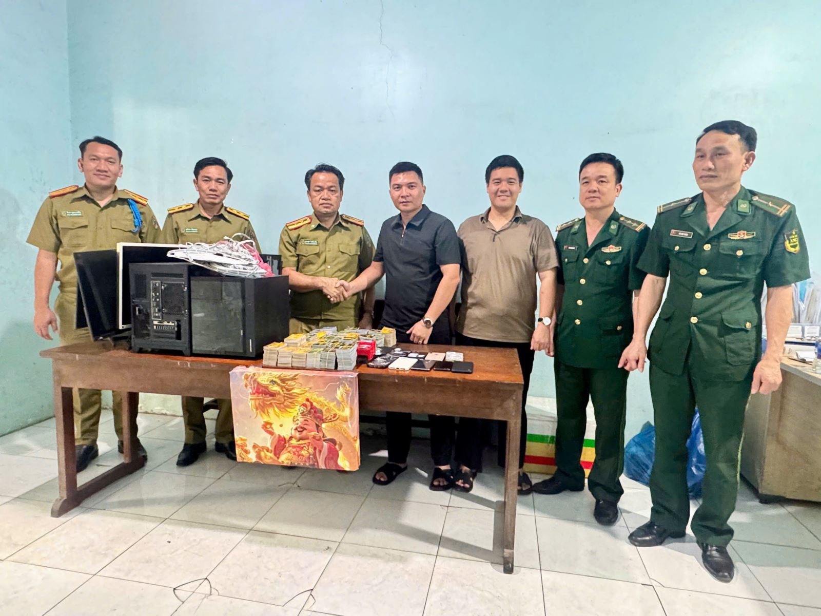 co-quan-csdt-cong-an-tinh-phu-tho-phoi-hop-voi-cong-an-tinh-kham-muon-lao-de-xac-minh-hoat-dong-cua-cac-doi-tuong-tai-lao-1785821612683743740919 Khởi tố nhóm đối tượng livestream 'vé cào trúng thưởng' để chiếm đoạt tiền tại Lào- Ảnh 1.