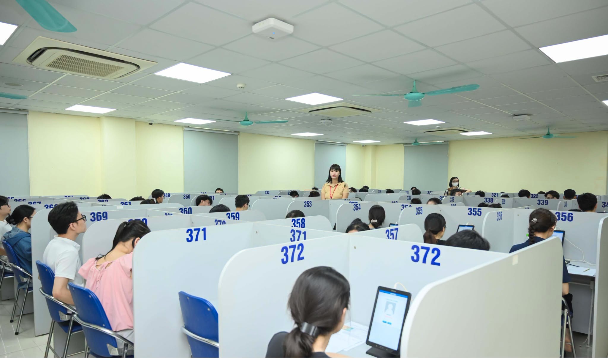 Thí sinh dự thi Sau đại học Trường Đại học Y Hà Nội - Ảnh 3.