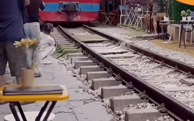 Cảnh Báo An Toàn Tàu Hỏa Tại Phố Đường Tàu Văn Miếu