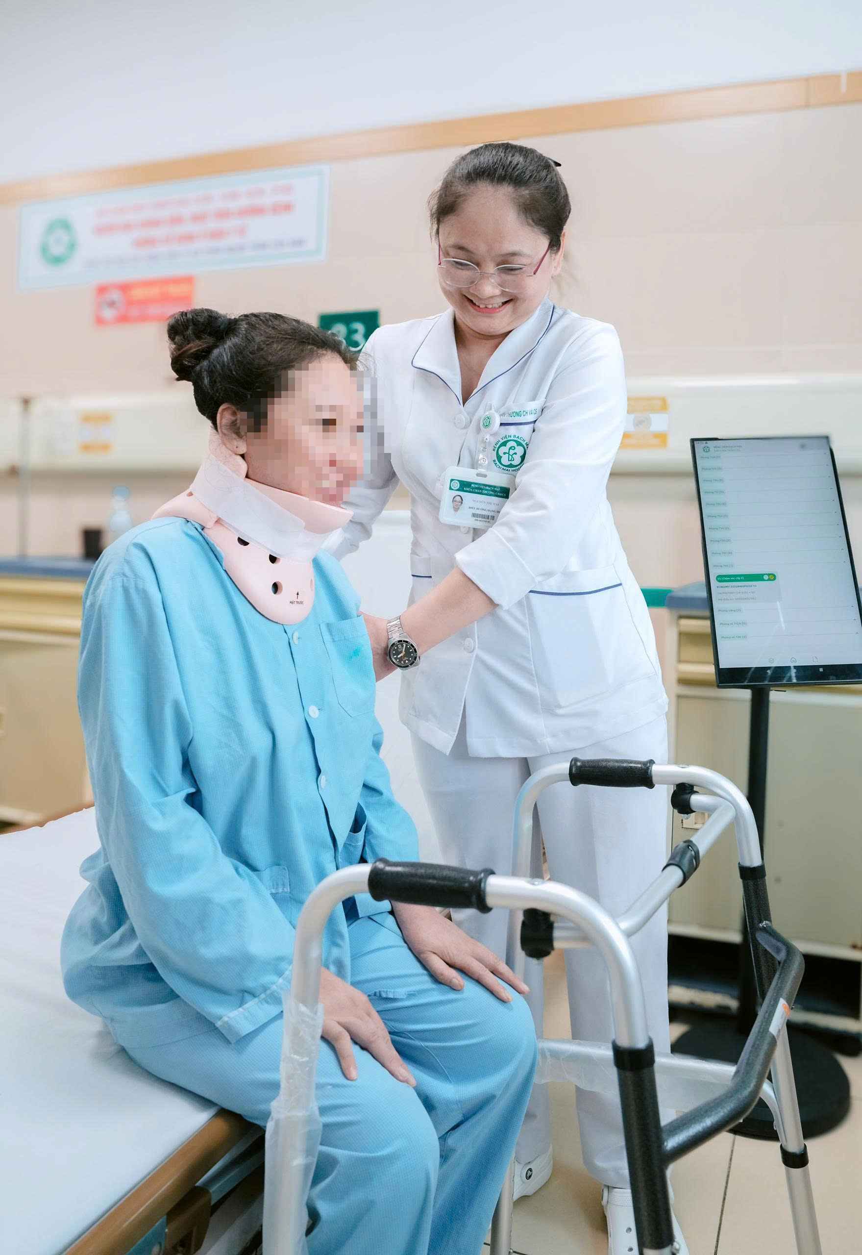 8 tháng nằm liệt sau sinh, người mẹ Lào tìm lại đôi chân nhờ ca vi phẫu tại Bệnh viện Bạch Mai - Ảnh 1.