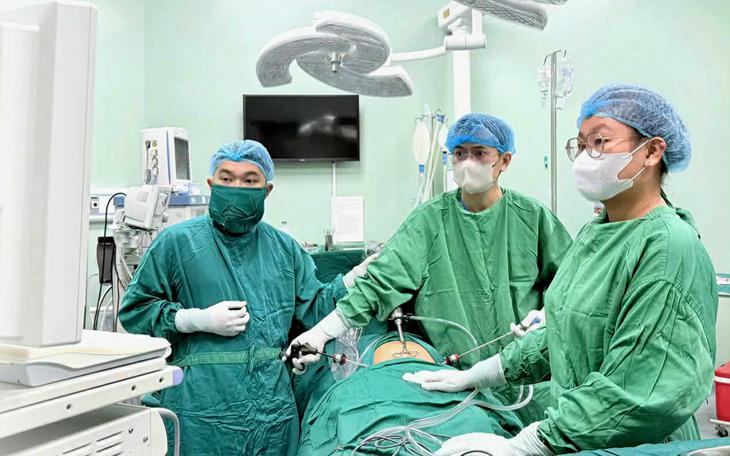 Cứu chữa người phụ nữ 29 tuổi gặp nguy hiểm từ vỡ nang buồng trứng - Ảnh 2.