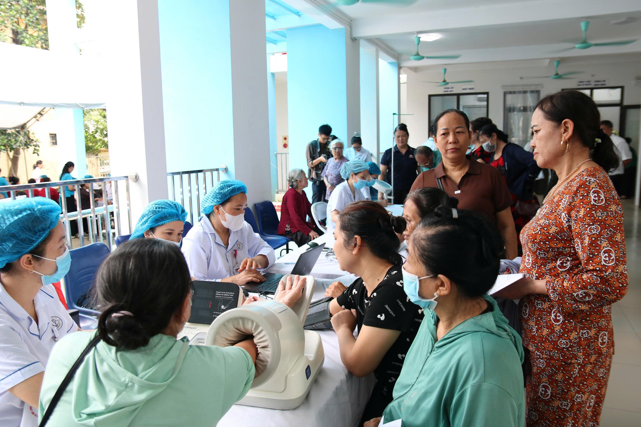 Hà Nội phát động cao điểm tích hợp tài khoản an sinh xã hội trên VNeID- Ảnh 1.