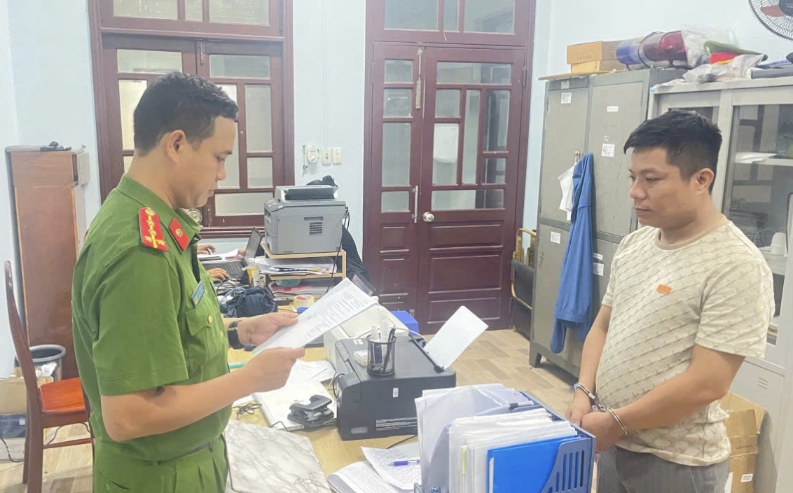 Bắt chủ quán cà phê vì cho khách đánh bạc tại quán - Ảnh 1.