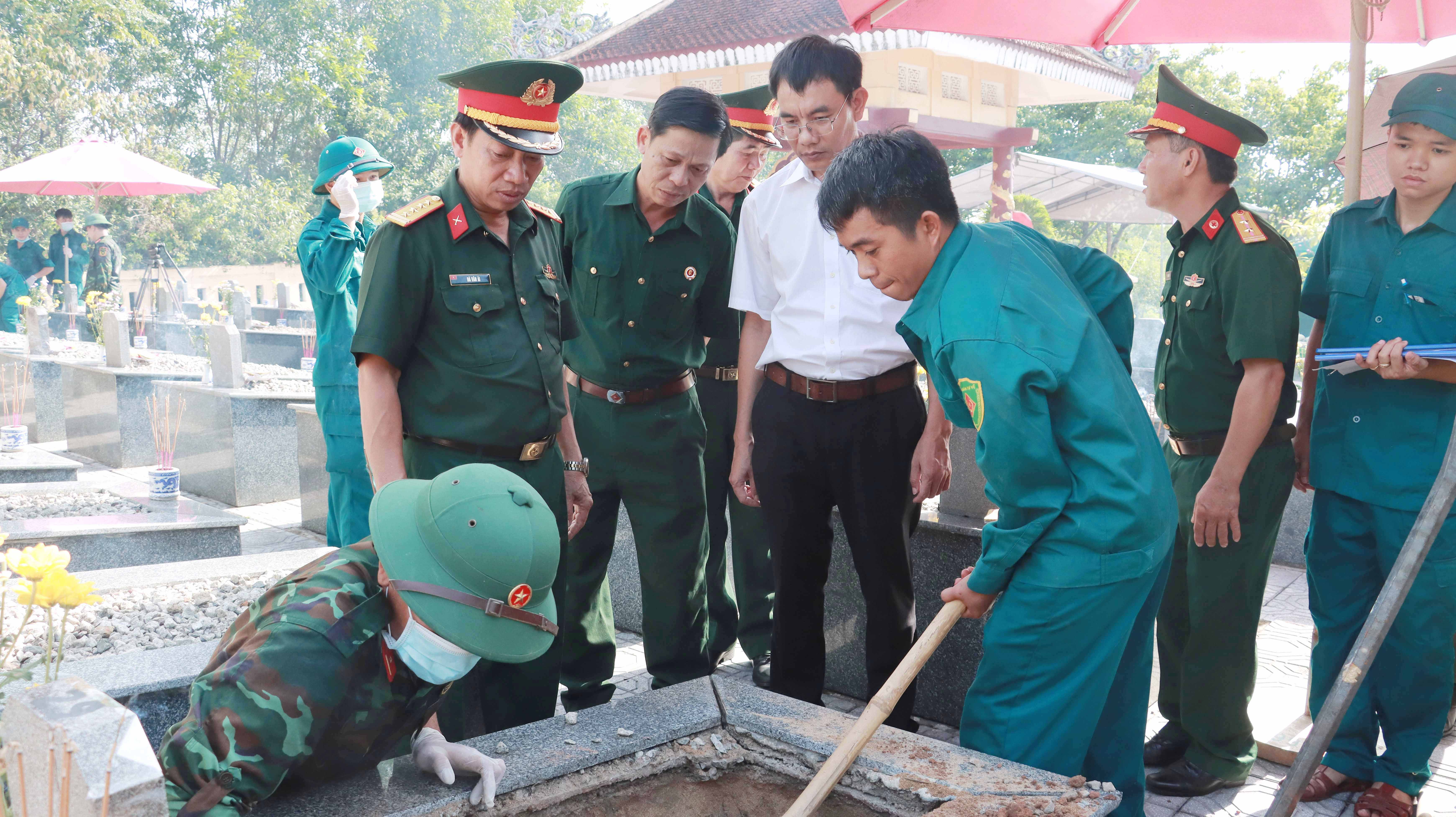 hue-hoan-thanh-lay-mau-hai-cot-liet-si-2-17866793147311233170014 Huế hoàn thành lấy mẫu hài cốt, tập trung tìm kiếm mộ liệt sĩ tập thể- Ảnh 1.