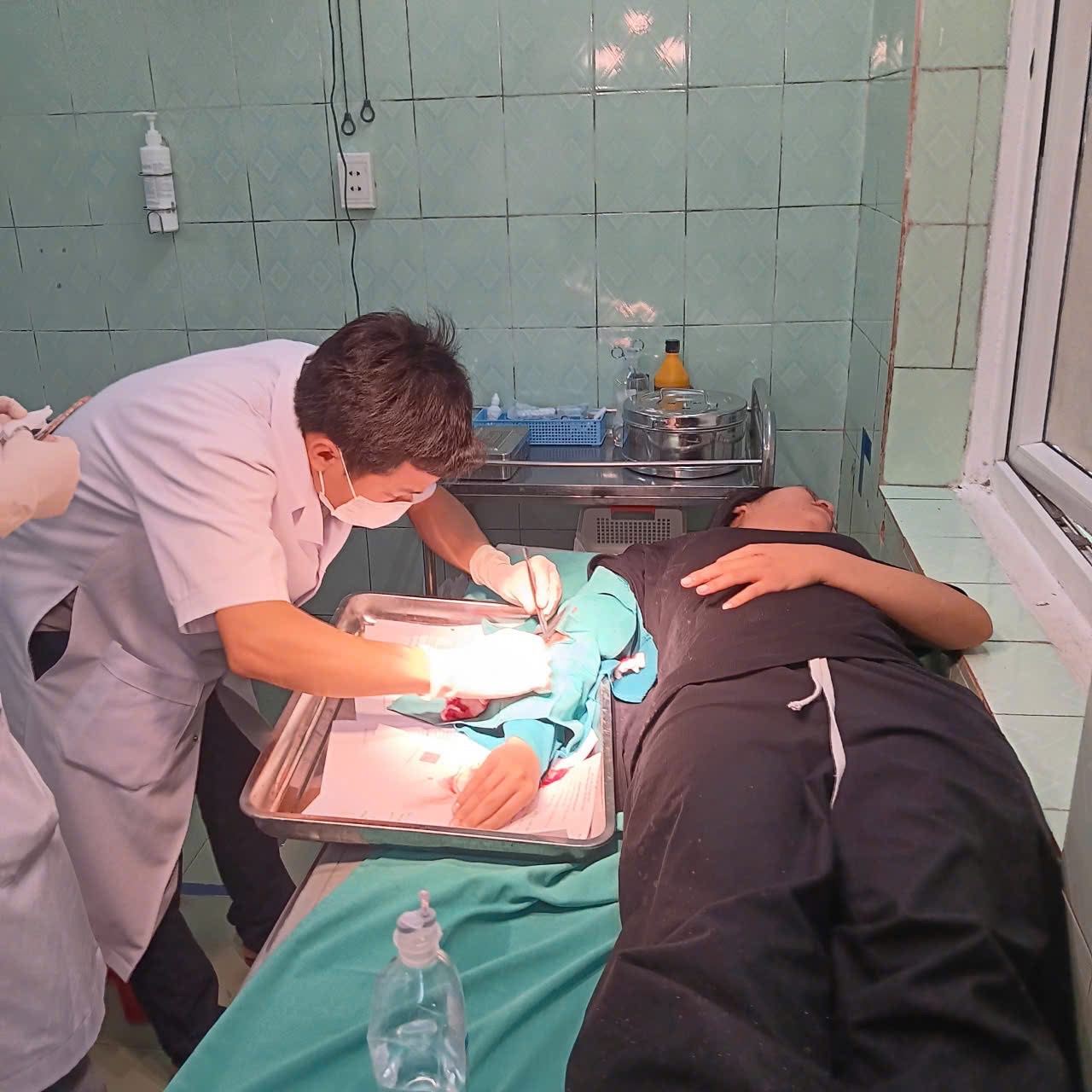 img1487-17861004932861261948303 Kích hoạt báo động đỏ toàn viện hỗ trợ nhiều nạn nhân vụ tai nạn xe khách- Ảnh 4.