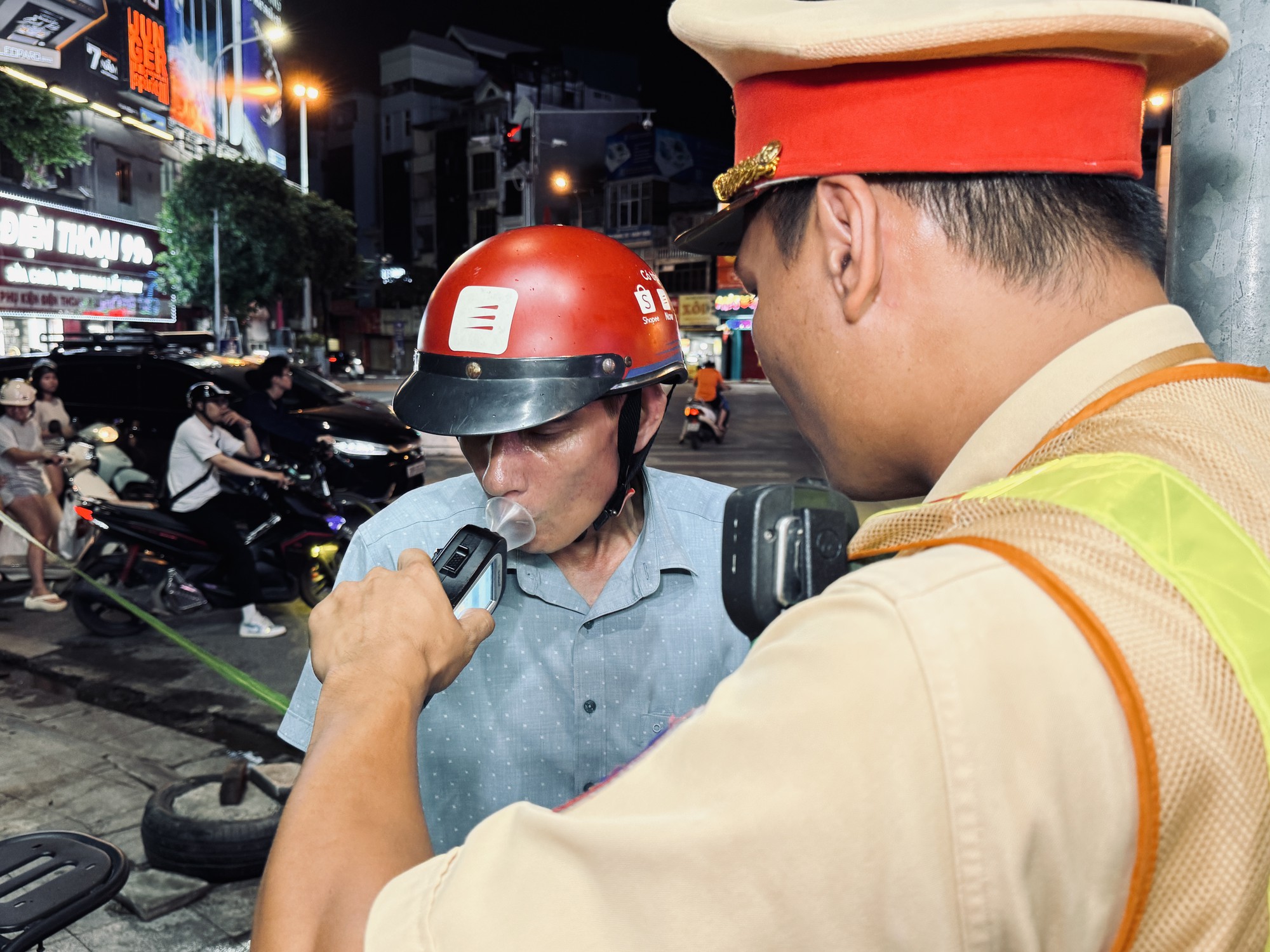 Mát trời, tụ tập uống bia xem bóng đá: Nhiều người bị CSGT xử lý nồng độ cồn - Ảnh 2.