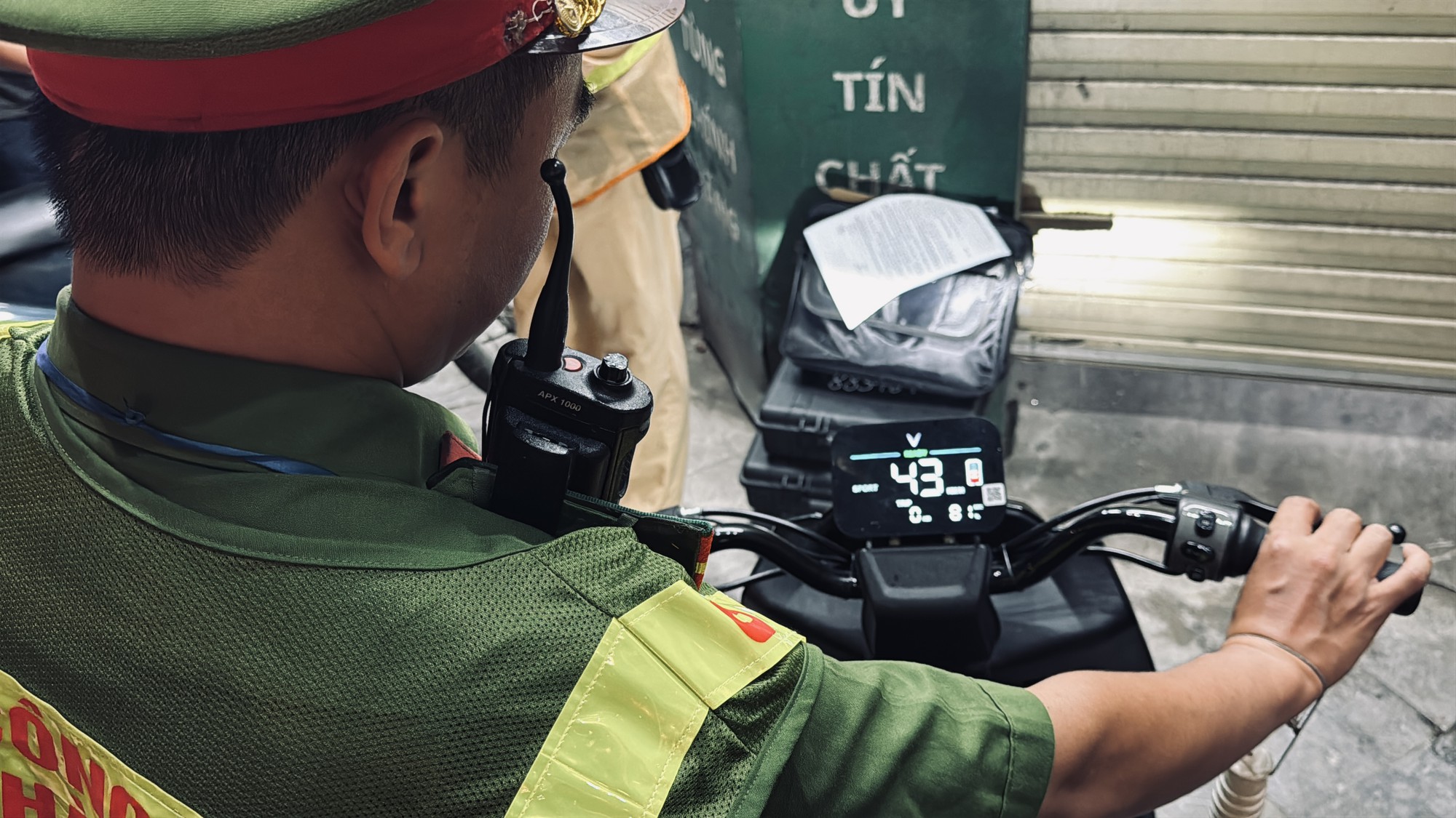 Mát trời, tụ tập uống bia xem bóng đá: Nhiều người bị CSGT xử lý nồng độ cồn - Ảnh 3.