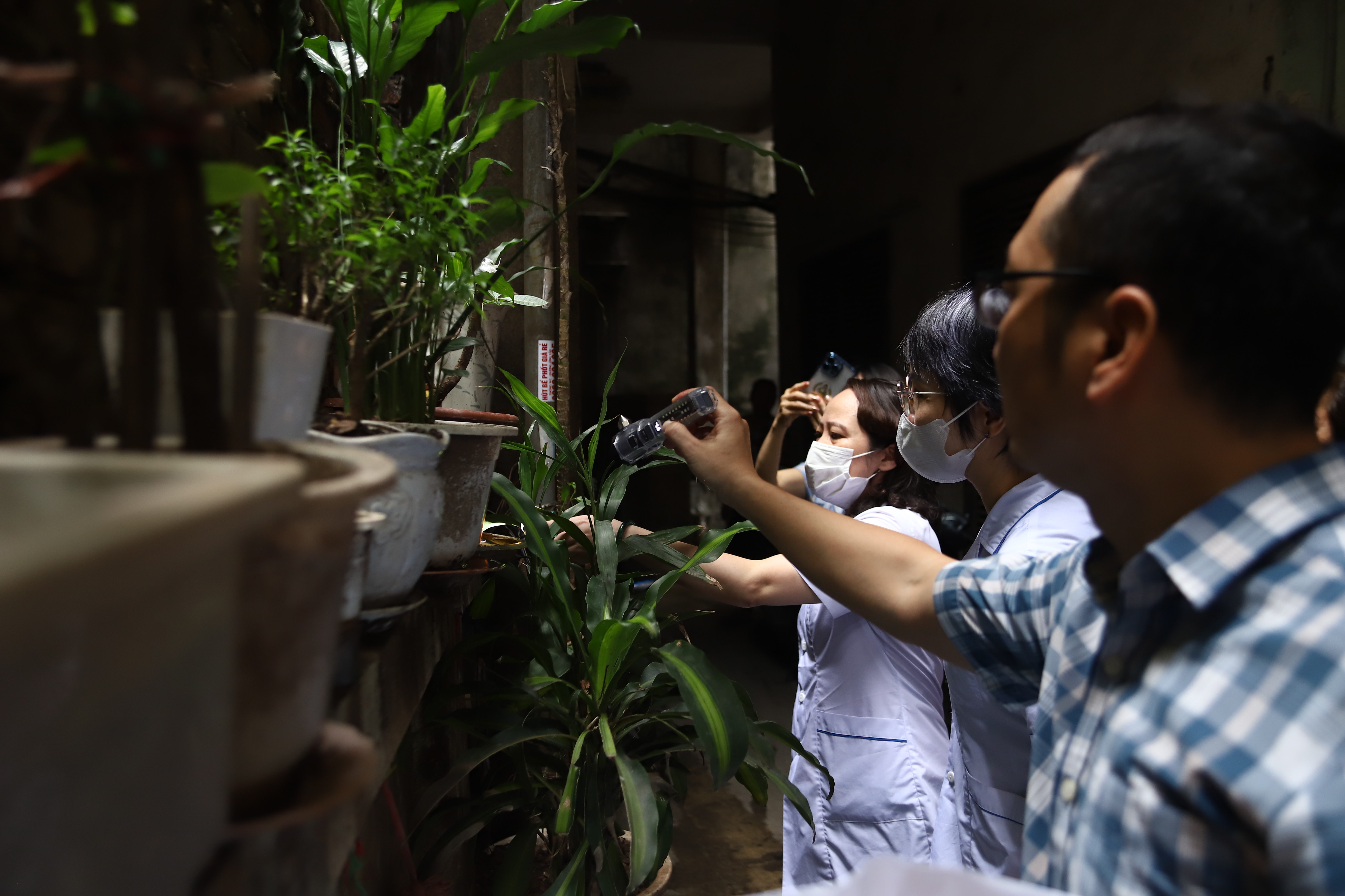 img3692-1786159424093446904122 Ba Đình Tăng Cường Kiểm Soát Sốt Xuất Huyết Qua Giám Sát Môi Trường - Ảnh 3.