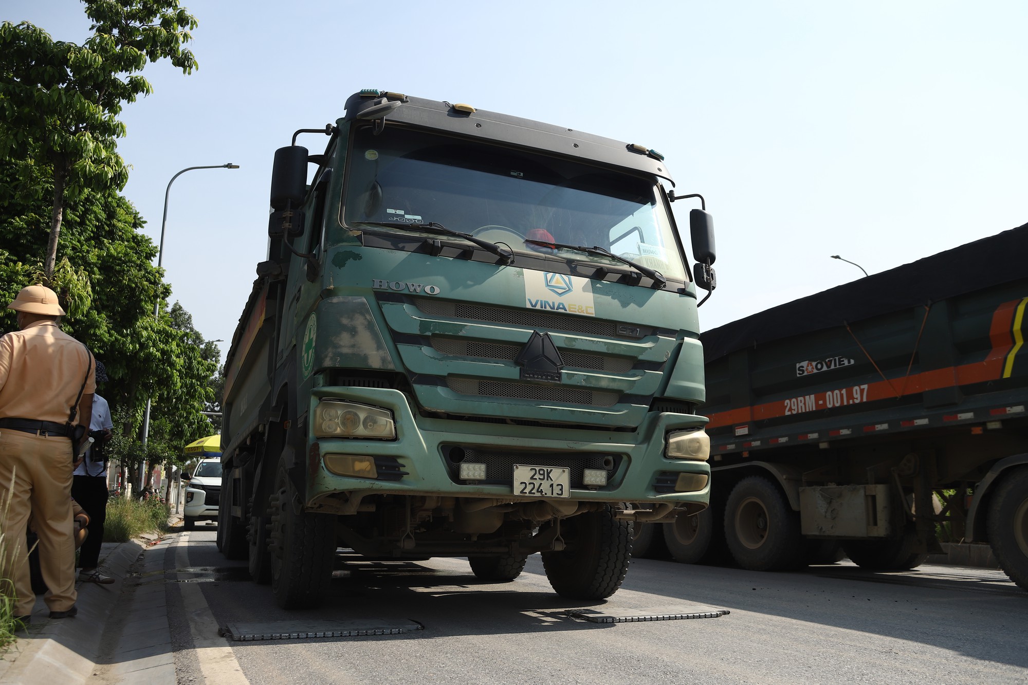 Giám Sát Giao Thông Tích Cực: Ngăn Ngừa Nguy Cơ Từ Xe Tải Chở Vật Liệu