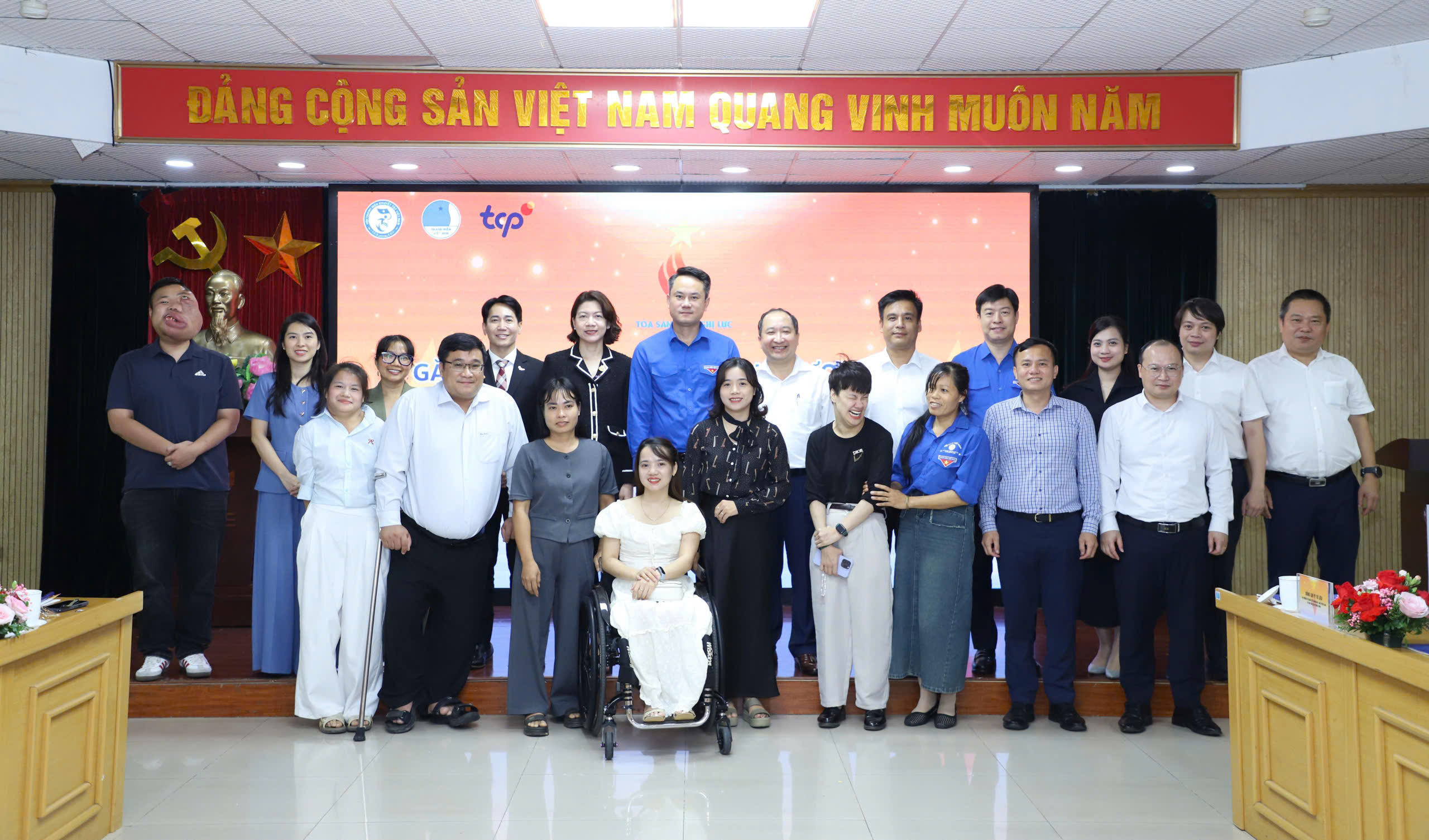 Tôn vinh gương 'Tỏa sáng Nghị lực Việt' và hỗ trợ thanh niên khuyết tật - Ảnh 1.