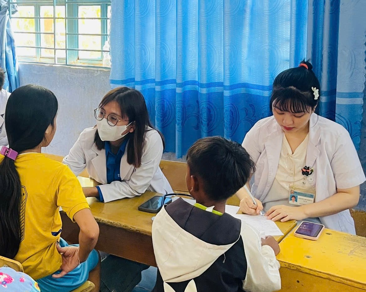 kham-kham-1786969850546112238445 Học sinh và trẻ em ở Khánh Hòa tại một chương trình khám sức khỏe miễn phí. Ảnh: ĐH.
