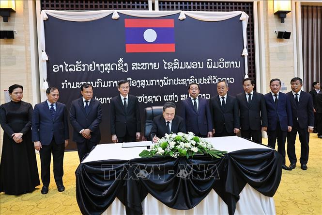 Lãnh Đạo Việt Nam Tôn Vinh Và Tri Ân Chủ Tịch Quốc Hội Lào Xaysomphone Phomvihane