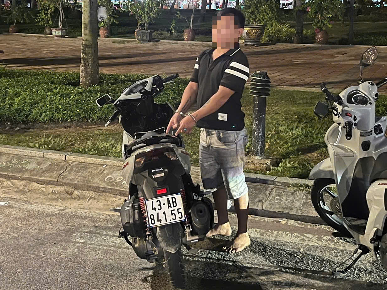 Rình khách tắm biển, Lê Quang Cảnh trộm chìa khóa mở cốp xe lấy tiền - Ảnh 1.