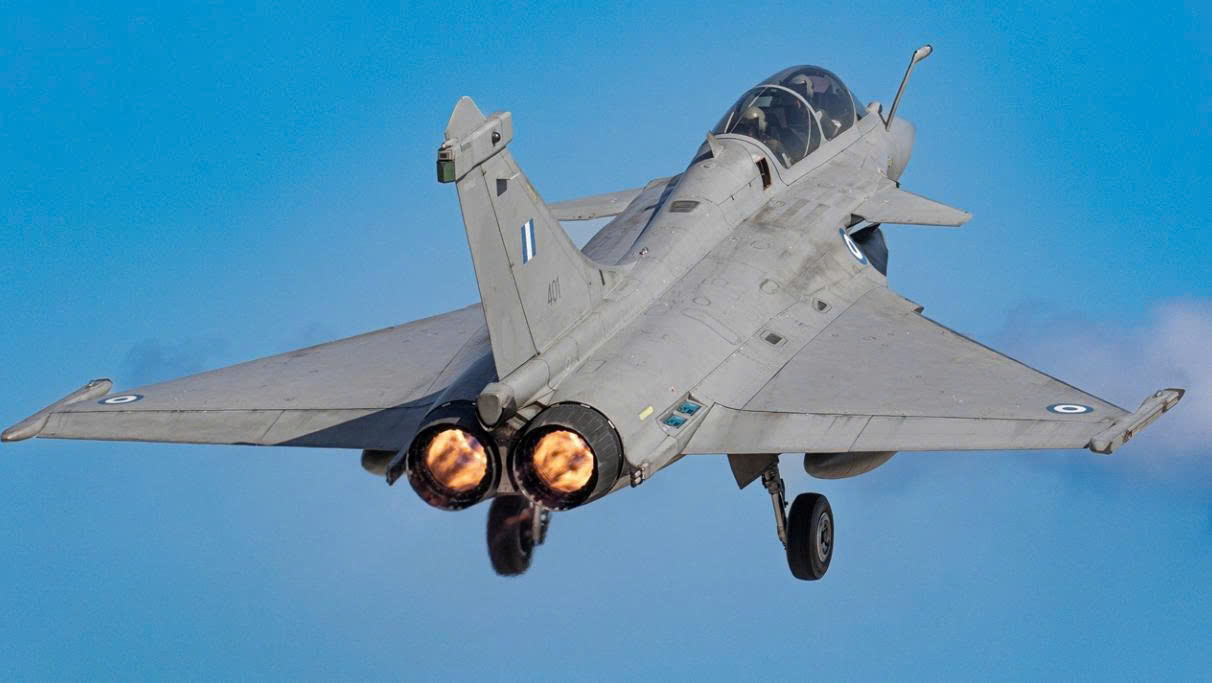 mot-chiec-may-bay-dassault-rafale-cua-khong-quan-hy-lap-cat-canh-trong-cuoc-tap-tran-iniochos-vao-thang-4-nam-2023-178633062831652239278 Tiêm kích Su-57 Nga đối đầu Rafale Pháp: Cuộc đấu giữa tàng hình và tác chiến điện tử- Ảnh 1.