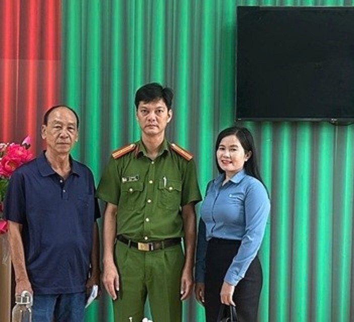 Một người đàn ông nhận lại gần nửa tỷ đồng chuyển khoản nhầm- Ảnh 1.