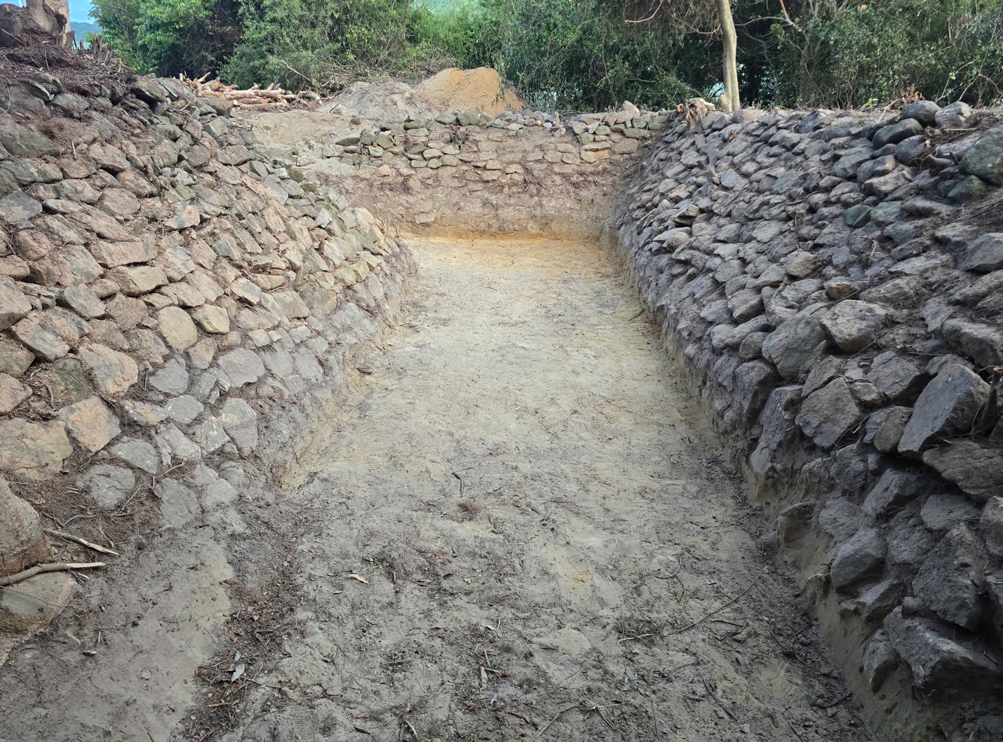 photo-1785920821247-17859208217171077119816 Phát lộ nhiều dấu tích kiến trúc thời Nguyễn dưới chân đèo Hải Vân- Ảnh 2.