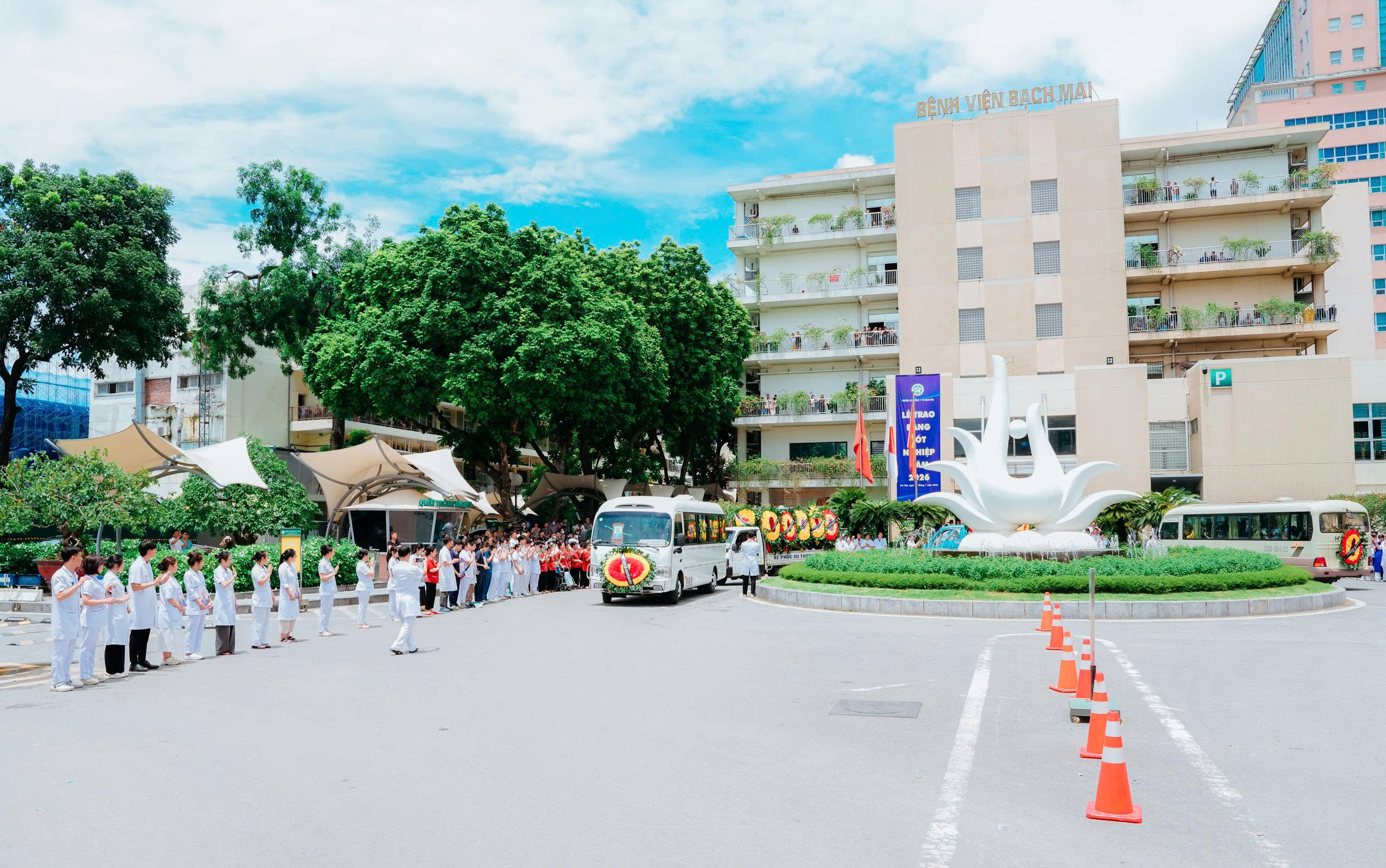 Hàng nghìn học trò chờ ở bệnh viện, trường y xúc động tiễn đưa GS Vũ Văn Đính- Ảnh 6.